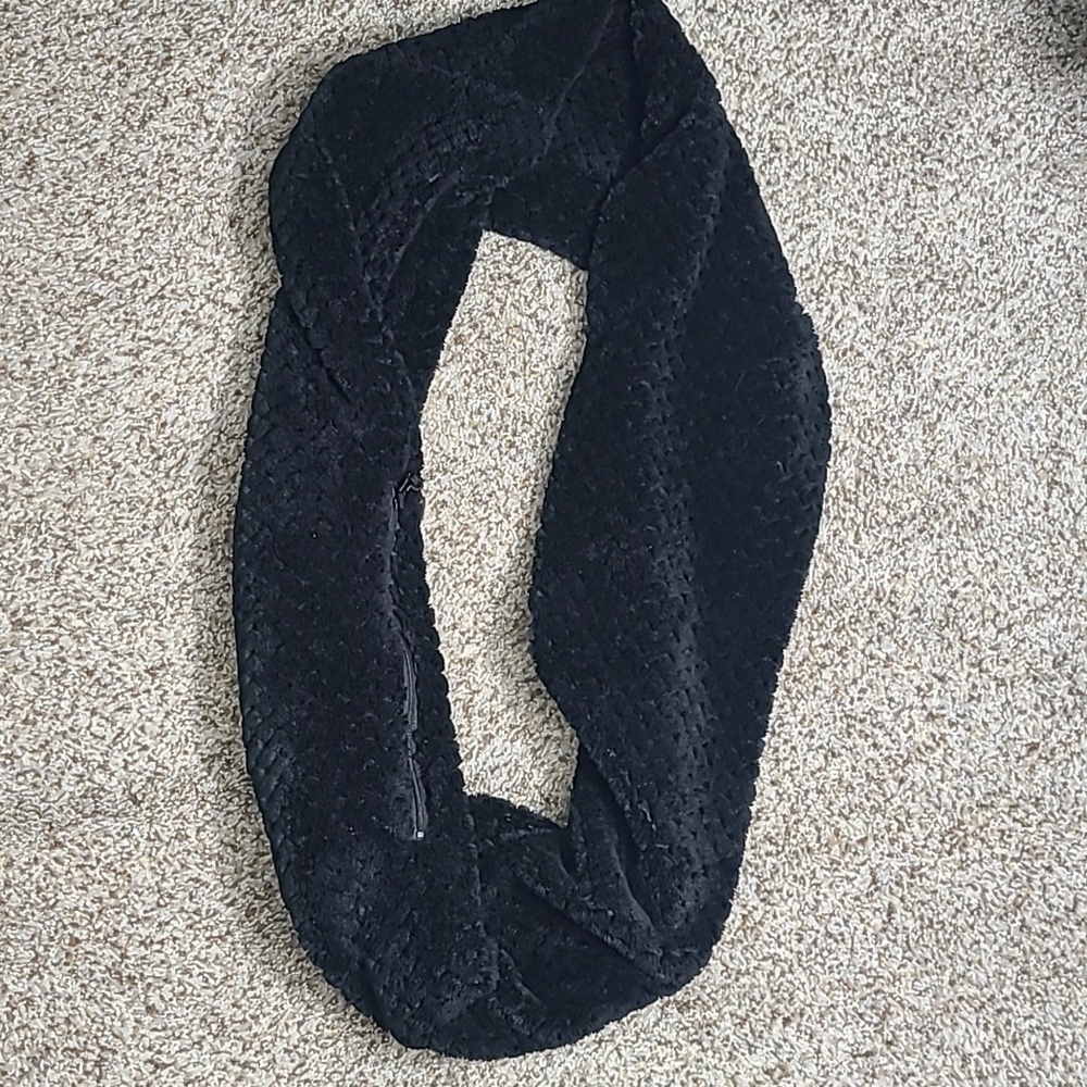 SHOLDIT Infinity Pocket Scarf